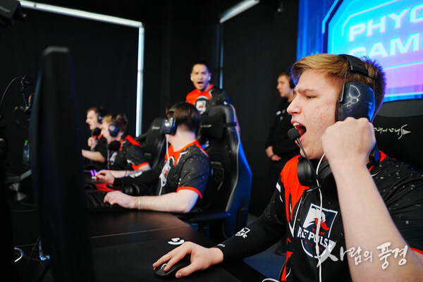 Phygital athletes competing on the digital side of phygital 2