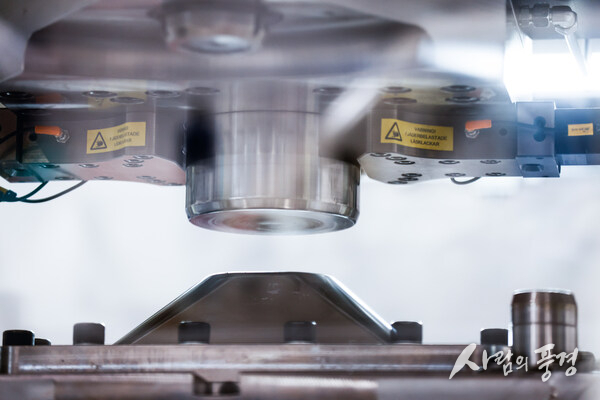 The cooperation between Cell Impact and thyssenkrupp Automotion Engineering is based upon Cell Impact Forming™ - a patented dry forming method using high kinetic energy to shape complex patterns in ultra-thin metal. By precisely controlling the impact velocity, it enables exceptional channel accuracy and thickness uniformity—ideal for flow plates in fuel cells and electrolyzers.