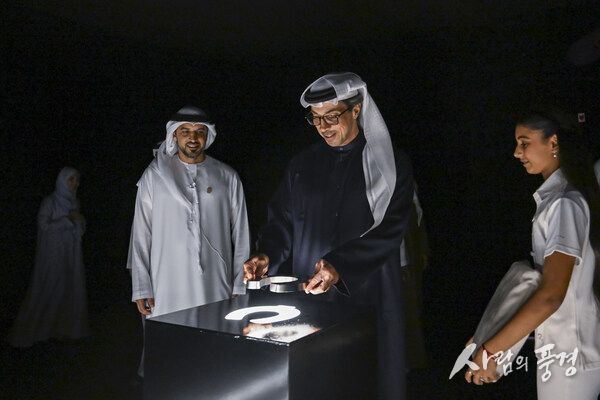 HH Sheikh Mansour bin Zayed Al Nahyan, UAE Vice President and Deputy Prime Minister (center R), launches Al Khail Square project, at Abu Dhabi Equestrian Club. Seen with HE Ali Al Shaiba, Director General for the Abu Dhabi Equestrian Club (center L). ( Eissa Al Hammadi / UAE Presidential Court )